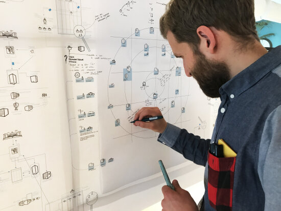 Mann som tegner og visualiserer.