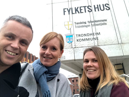 Tor Inge Hjemdal, Benedicte Wildhagen og Malin Kock Hansen ved Fylkets hus i Trondheim.