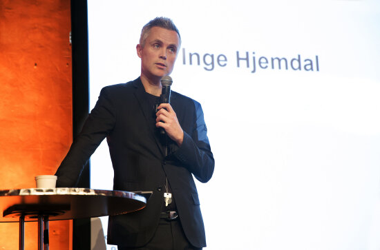 Tor Inge Hjemdal, administrerende direktør på DOGA, snakker i mikrofon.