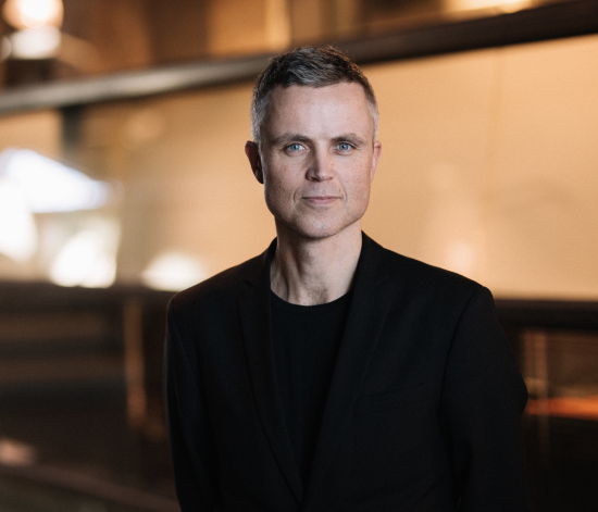 Administrerende direktør ved DOGA, Tor Inge Hjemdal, smiler til kamerat.