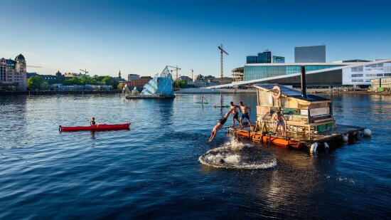 En gruppe unge menn stuper fra en badstuflåte i Oslofjorden ved Operaen.