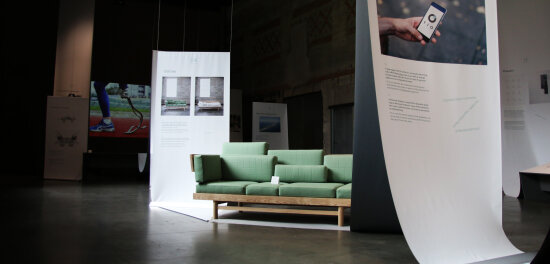 Forskjellige design- og arkitekturobjekter i den store utstillingshallen på DOGA.